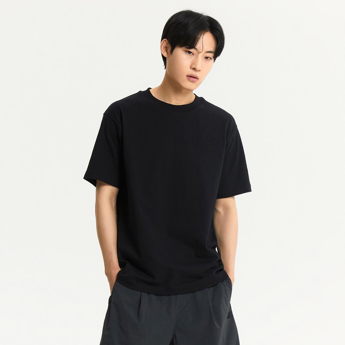 MEN 엠보스 로고 반팔티 (SEMI-OVER FIT)