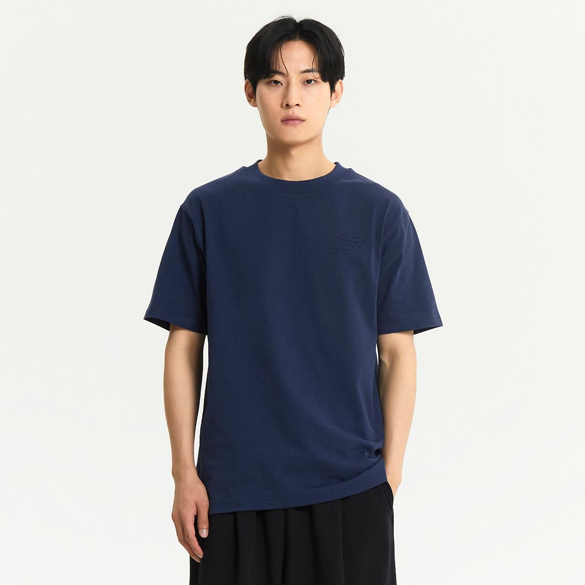 MEN 엠보스 로고 반팔티 (SEMI-OVER FIT)