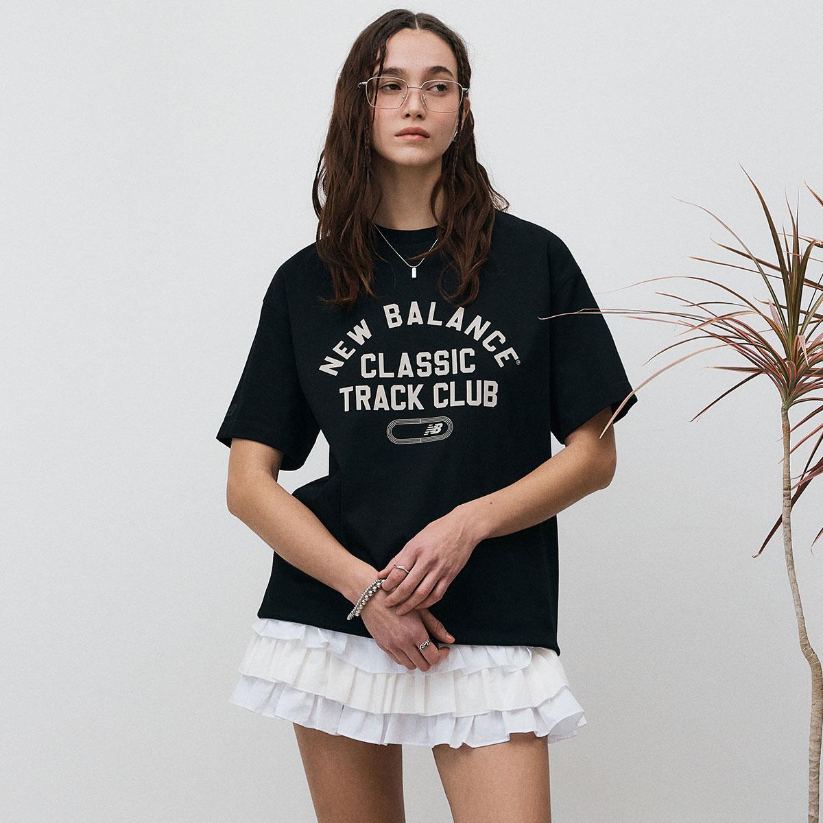 ★aespaウィンタ着用★NEW BALANCE カレッジ クラブ 半袖Tシャツ aespaのWINTER、爽やかで洗練された魅力をアピール！夏の