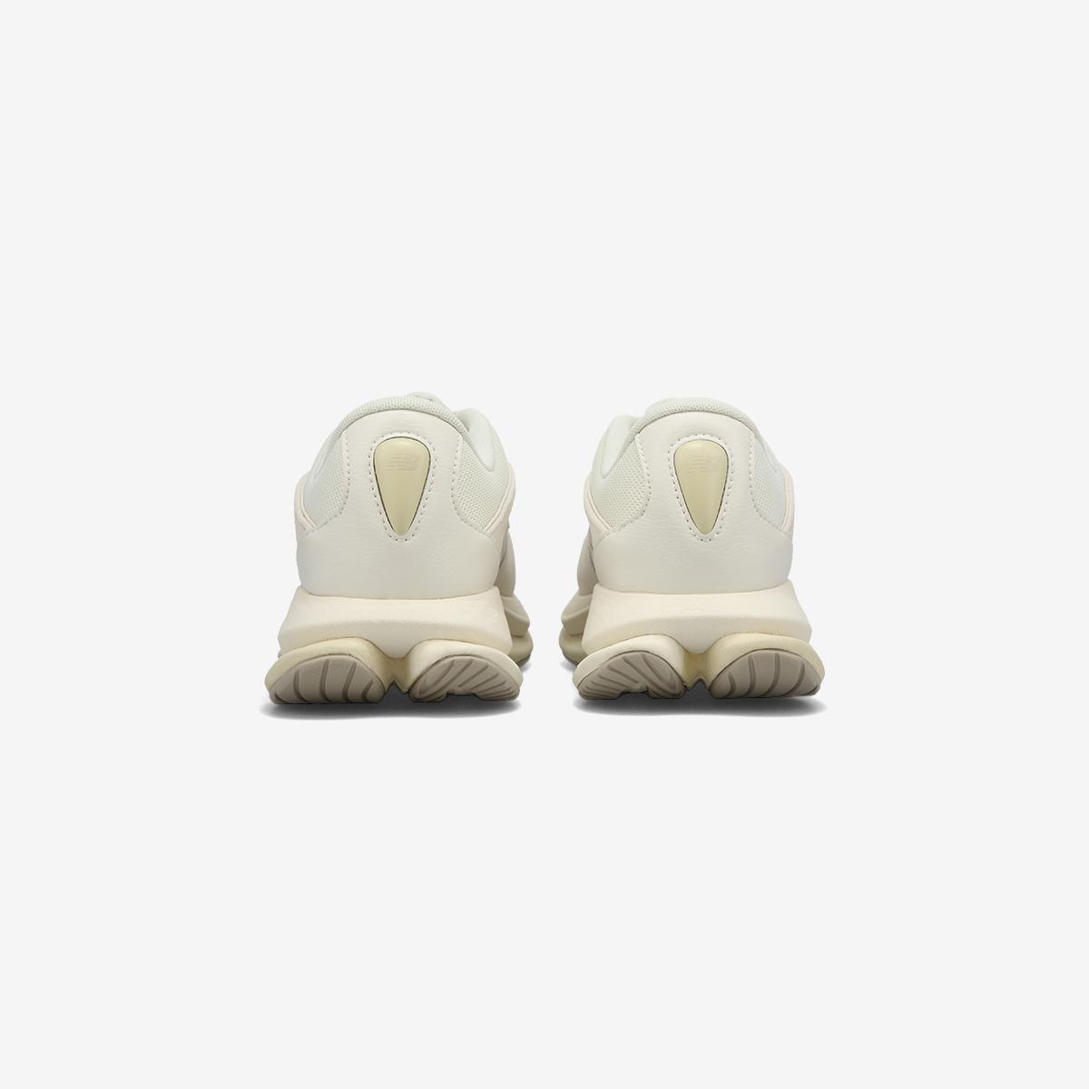 (39)Ivory