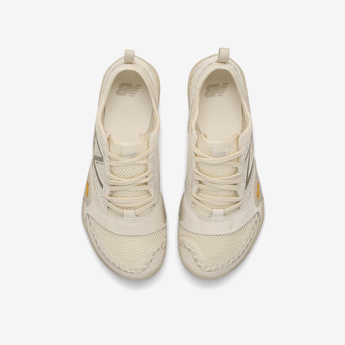 (39)Ivory