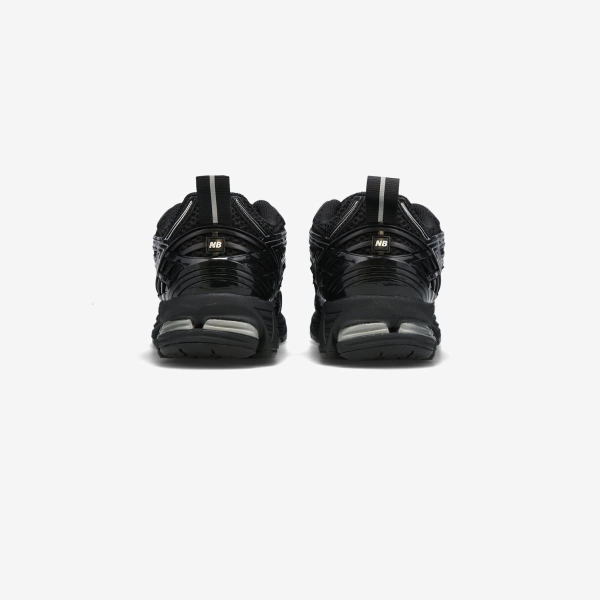 (19)Black